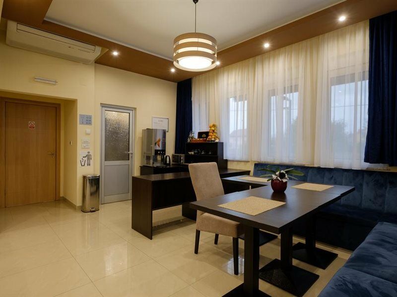 Airport Hotel Garni Belgrado Exterior foto